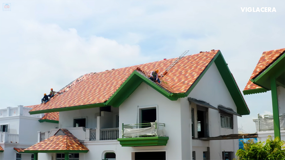 Thi công lợp ngói phẳng Viglacera Aurora