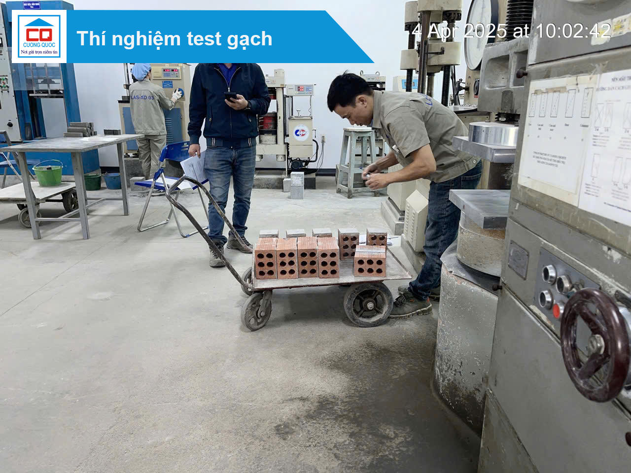 Thí nghiệm test gạch xây 6 lỗ Gốm Đất Việt