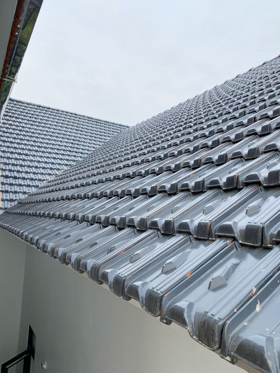 Ngói tráng men màu xám – Đẳng cấp và bền vững