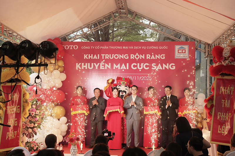 Cắt băng khai trương showroom