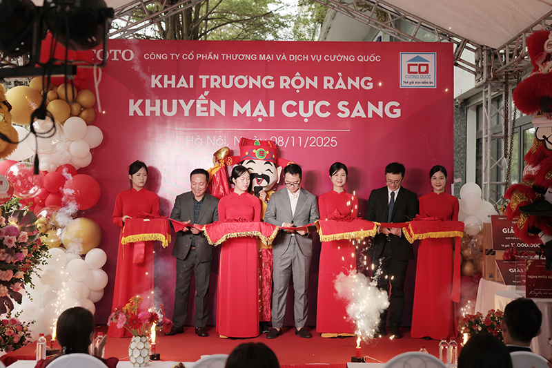 Cắt băng khai trương showroom TOTO Cường Quốc