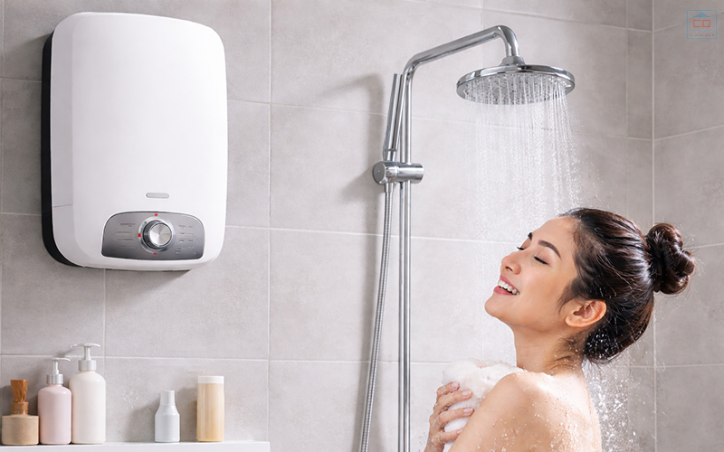 Có nên bật bình nóng lạnh khi đang tắm?