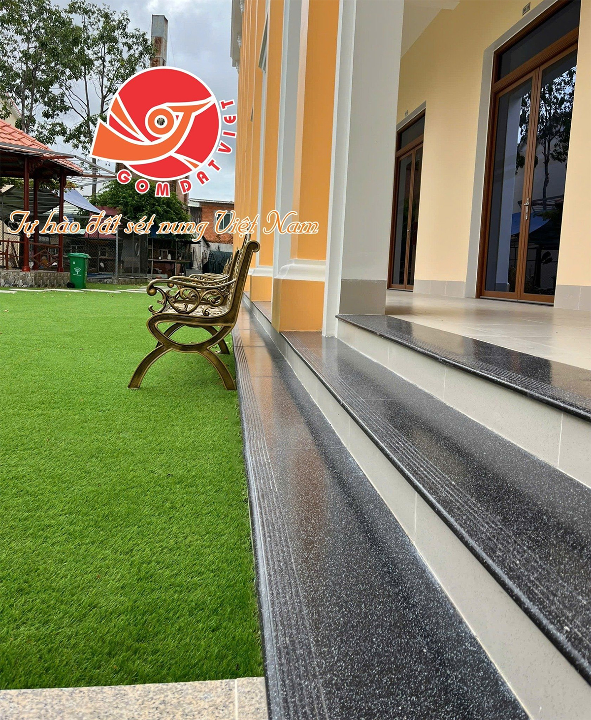 Gạch bậc cầu thang đen chấm bi trắng Gốm Đất Việt