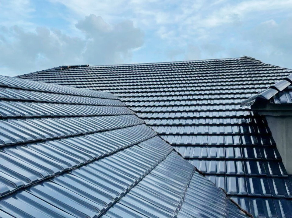 Ngói màu xanh tím than lợp mái nhá