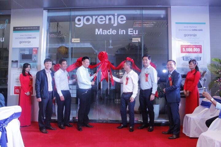 Cắt băng khai trương Showroom