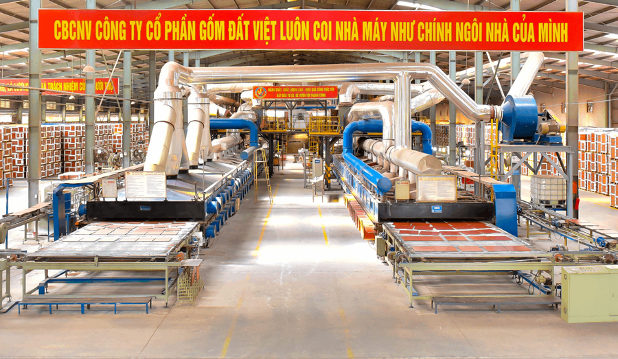 Dây chuyền sản xuất tại nhà máy Gốm Đất Việt