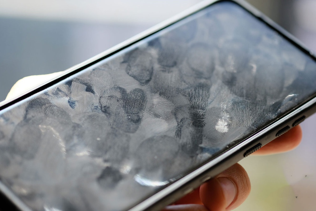 Màn hình điện thoại chứa nhiều vi khuẩn
