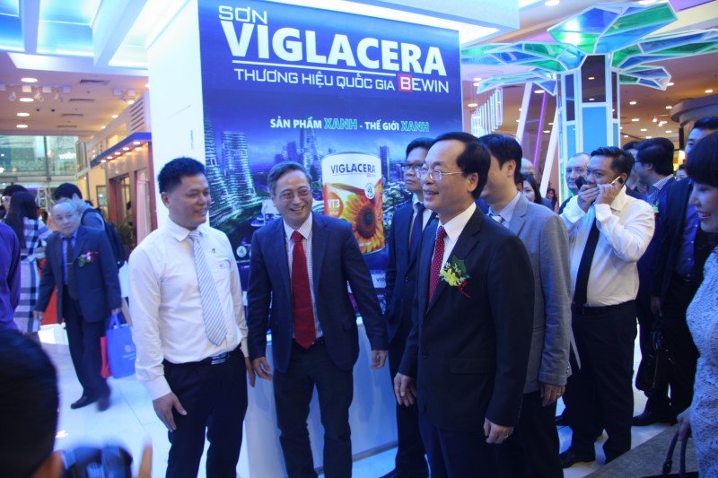 Một số hình ảnh Bộ trưởng Bộ Xây dựng Phạm Hồng Hà tham quan gian hàng Viglacera