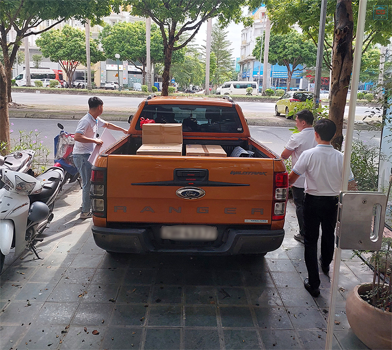 Công đoạn chuẩn bị đi trao giải thưởng cho khách