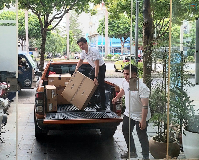Công đoạn chuẩn bị đi trao giải thưởng cho khách