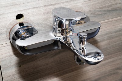 Vòi sen tắm gắn tường nóng lạnh TOTO TBG01302VA (TBG01302V)