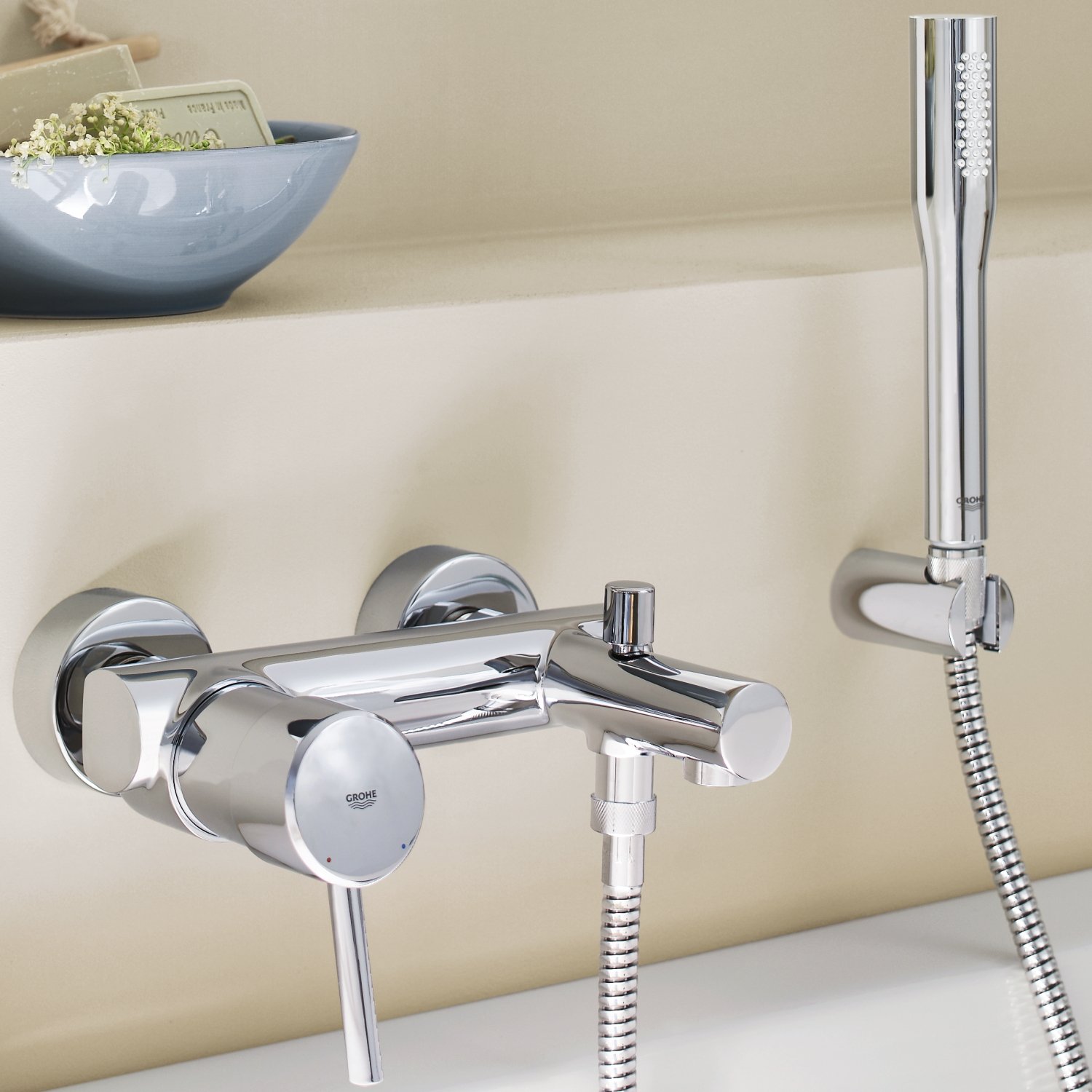 Phối cảnh v&ograve;i sen tắm v&agrave; b&aacute;t sen Grohe 32212001